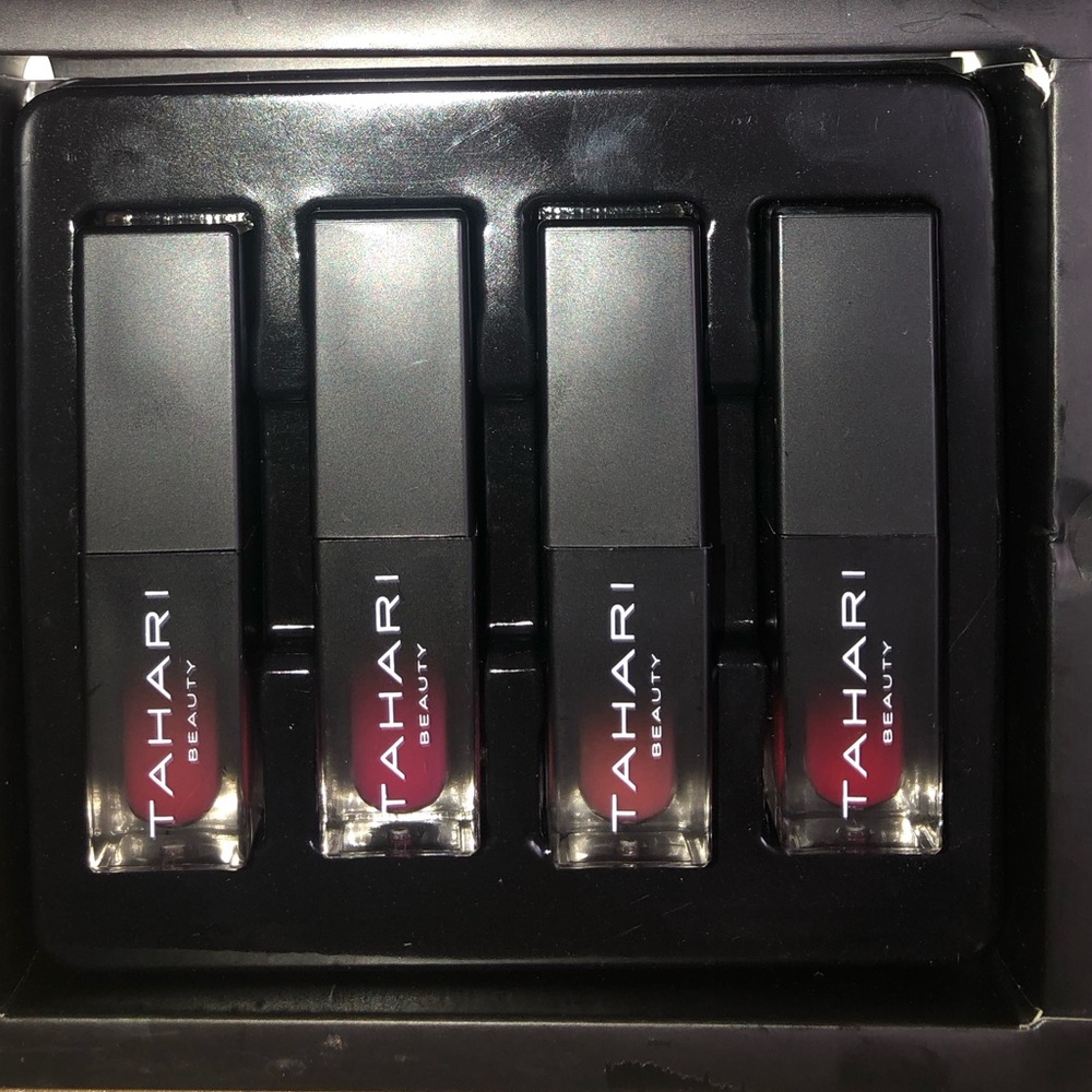 Tahari lipstick set